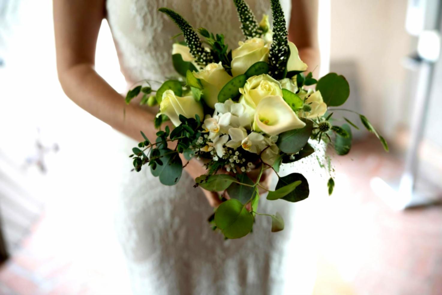 Процесс создания букета с подробной демонстрацией техники